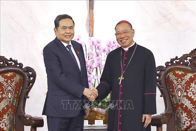 Chủ tịch Bet88app còn khuyến mãi Trần Thanh Mẫn và Tổng Giám mục Tổng Giáo phận Hà Nội Vũ Văn Thiên. Ảnh: Doãn Tấn - TTXVN