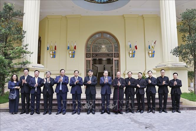 Chủ tịch Bet88app còn khuyến mãi Trần Thanh Mẫn với Tổng Giám mục Tổng Giáo phận Hà Nội Vũ Văn Thiên và các linh mục. Ảnh: Doãn Tấn - TTXVN
