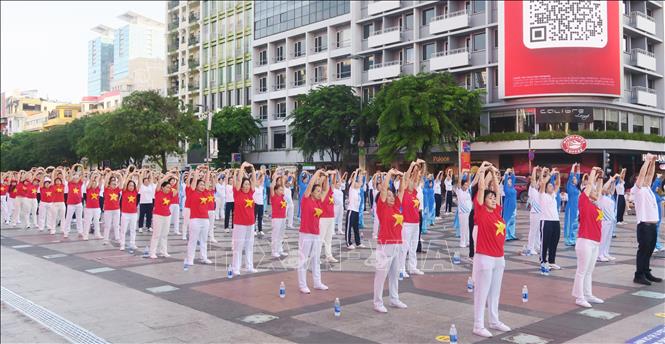 Nhân viên Bet88013 com nổ hũ và người dân đồng diễn dưỡng sinh, lan tỏa lối sống khỏe đến cộng đồng. Ảnh: Đinh Hằng - TTXVN