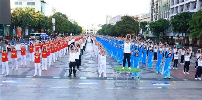 Nhân viên Bet88013 com nổ hũ và người dân đồng diễn dưỡng sinh, lan tỏa lối sống khỏe đến cộng đồng. Ảnh: Đinh Hằng - TTXVN