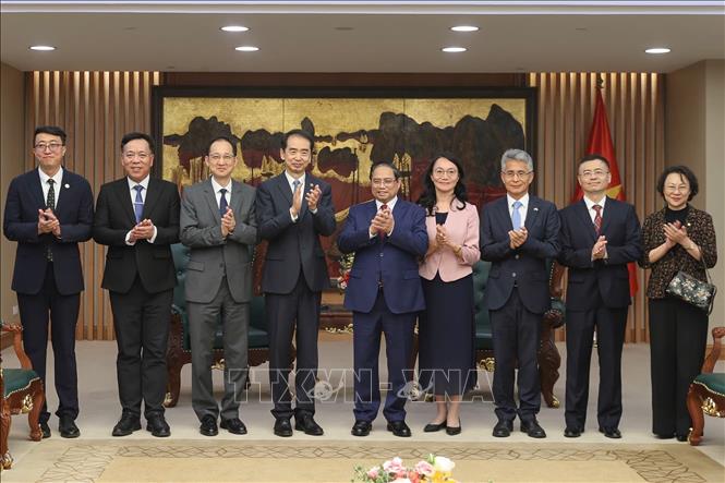 Thủ tướng Phạm Minh Chính cùng Đại sứ Trung Quốc tại Việt Nam Hà Vĩ và các đại biểu. Ảnh: Dương Giang-TTXVN 