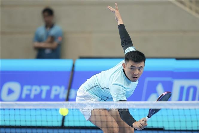 Ở nội dung đơn nam, Lý Hoàng Nam thi đấu xuất sắc và giành chiến thắng 2-0 trước Trương Vinh Hiển, đoạt Cup vô địch. Ảnh: Minh Quyết - TTXVN