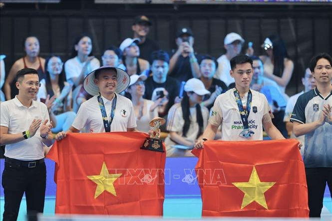 Ở nội dung đơn nam, Lý Hoàng Nam thi đấu xuất sắc và giành chiến thắng 2-0 trước Trương Vinh Hiển, đoạt Cup vô địch. Ảnh: Minh Quyết - TTXVN