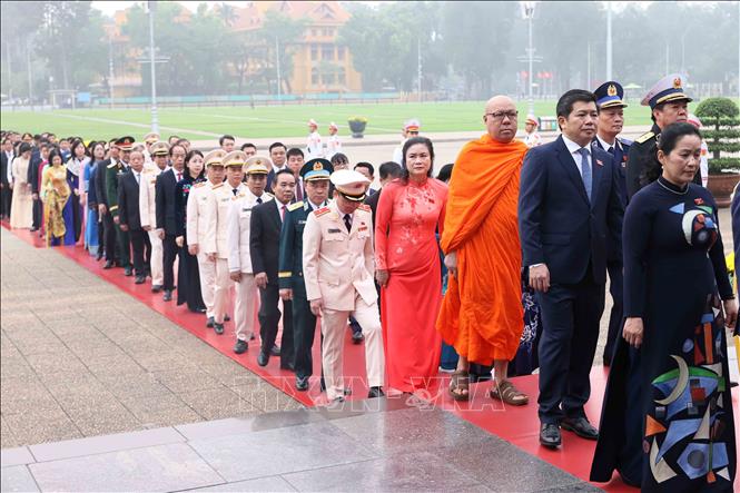 Các đại biểu Bet88app còn khuyến mãi khóa XVI vào Lăng viếng Chủ tịch Hồ Chí Minh. Ảnh: An Đăng - TTXVN