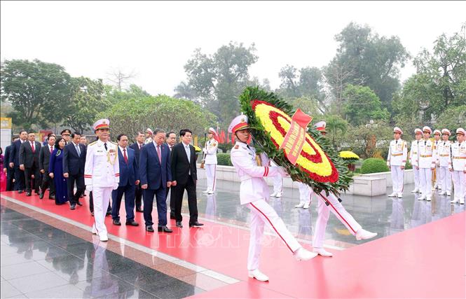 Lãnh đạo Đảng, Bet888 Trang nhà cái casino và Bet888 football Bet88app còn khuyến mãi đặt vòng hoa tưởng niệm các Anh hùng, liệt sĩ. Ảnh: Phạm Kiên - TTXVN