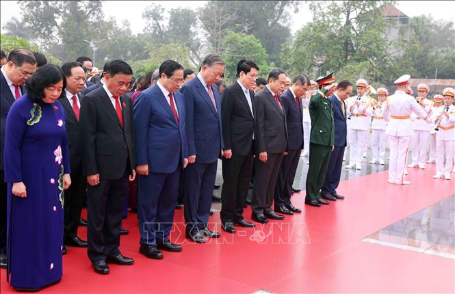 Lãnh đạo Đảng, Bet888 Trang nhà cái casino và Bet888 football Bet88app còn khuyến mãi tưởng niệm các Anh hùng, liệt sĩ. Ảnh: Phạm Kiên - TTXVN