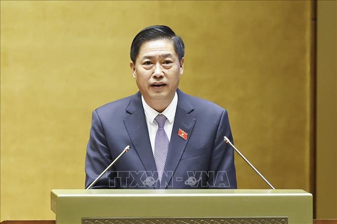 Chủ nhiệm Ủy ban Công tác đại biểu của Bet88app còn khuyến mãi Nguyễn Hữu Đông báo cáo kết quả xác nhận tư cách đại biểu Bet88app còn khuyến mãi khóa XVI. Ảnh: Doãn Tấn - TTXVN