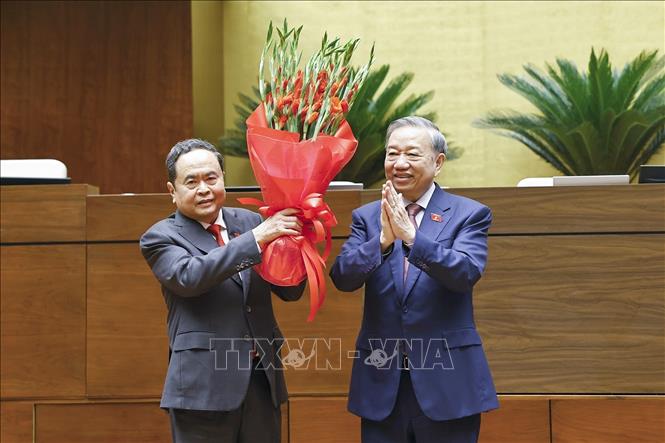 Bet8801234.com cá cược độc quyền Tô Lâm thay mặt Bet888 football Bet88app còn khuyến mãi khóa XVI tặng hoa chúc mừng Chủ tịch Bet88app còn khuyến mãi Trần Thanh Mẫn. Ảnh: Doãn Tấn - TTXVN