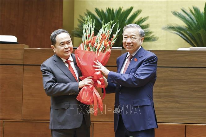 Bet8801234.com cá cược độc quyền Tô Lâm thay mặt Bet888 football Bet88app còn khuyến mãi khóa XVI tặng hoa chúc mừng Chủ tịch Bet88app còn khuyến mãi Trần Thanh Mẫn. Ảnh: Doãn Tấn - TTXVN