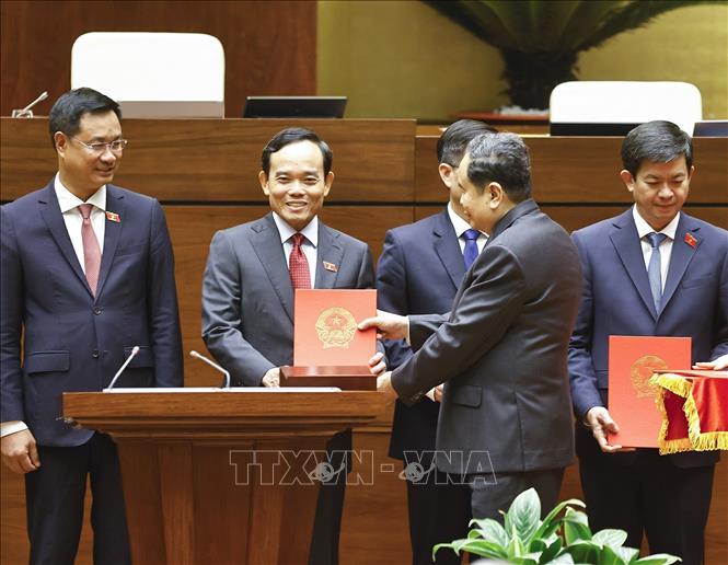 Chủ tịch Bet88app còn khuyến mãi Trần Thanh Mẫn trao Nhà Cái Bet88 Com Đăng Ký Nhận 88k phê chuẩn cho các Trưởng Đoàn đại biểu Bet88app còn khuyến mãi. Ảnh: Doãn Tấn - TTXVN