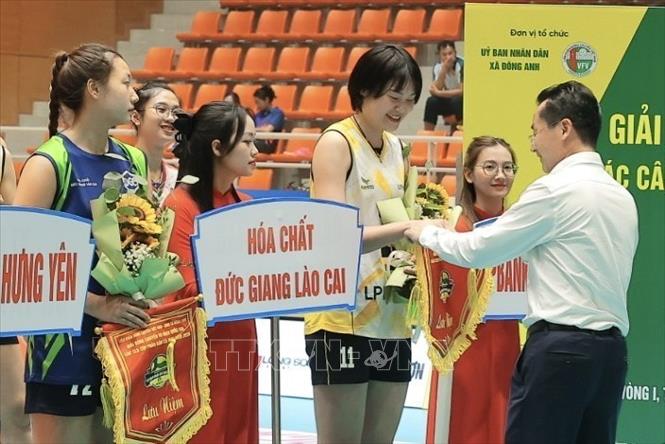 Ban tổ chức tặng hoa và cờ lưu niệm cho các đội tham dự. Ảnh: Minh Quyết - TTXVN