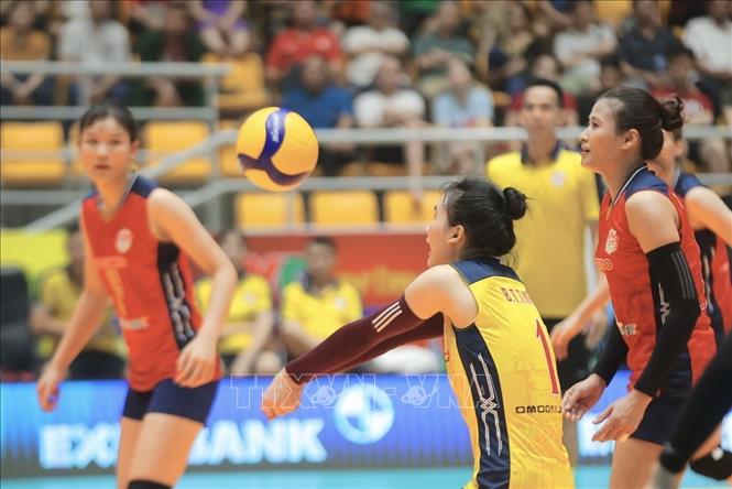 Ngay sau lễ khai mạc diễn ra trận đấu giữa nữ Geleximco Hưng Yên (áo đỏ) gặp nữ Hoá chất Đức Giang Lào Cai (áo xanh). Thi đấu lấn lướt, Hoá chất Đức Giang Lào Cai giành chiến thắng cách biệt với tỷ số 3-0. Ảnh: Minh Quyết - TTXVN