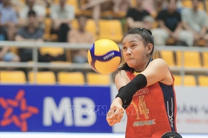 Ngay sau lễ khai mạc diễn ra trận đấu giữa nữ Geleximco Hưng Yên (áo đỏ) gặp nữ Hoá chất Đức Giang Lào Cai (áo xanh). Thi đấu lấn lướt, Hoá chất Đức Giang Lào Cai giành chiến thắng cách biệt với tỷ số 3-0. Ảnh: Minh Quyết - TTXVN