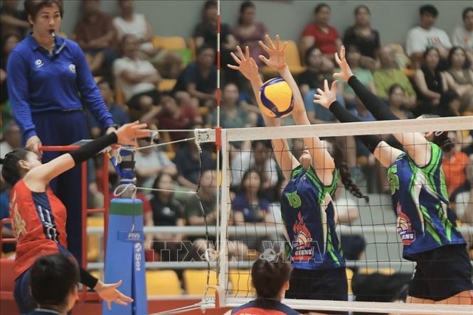 Ngay sau lễ khai mạc diễn ra trận đấu giữa nữ Geleximco Hưng Yên (áo đỏ) gặp nữ Hoá chất Đức Giang Lào Cai (áo xanh). Thi đấu lấn lướt, Hoá chất Đức Giang Lào Cai giành chiến thắng cách biệt với tỷ số 3-0. Ảnh: Minh Quyết - TTXVN