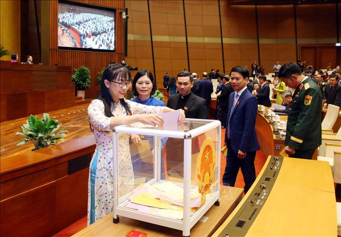 Các đại biểu bỏ phiếu bầu. Ảnh: Phạm Kiên - TTXVN