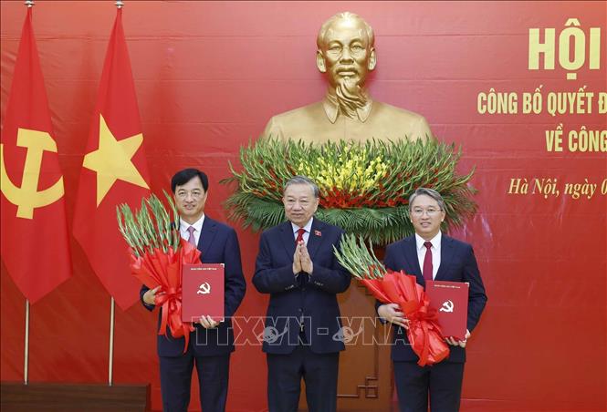 Bet8801234.com cá cược độc quyền, Chủ tịch nước Tô Lâm trao Quyết định của Bộ Bett88 cá cược trực tuyến và tặng hoa chúc mừng Trưởng ban Tổ chức Trung ương Nguyễn Duy Ngọc và Chánh Văn phòng Trung ương Đảng Nguyễn Hải Ninh. Ảnh: Thống Nhất – TTXVN