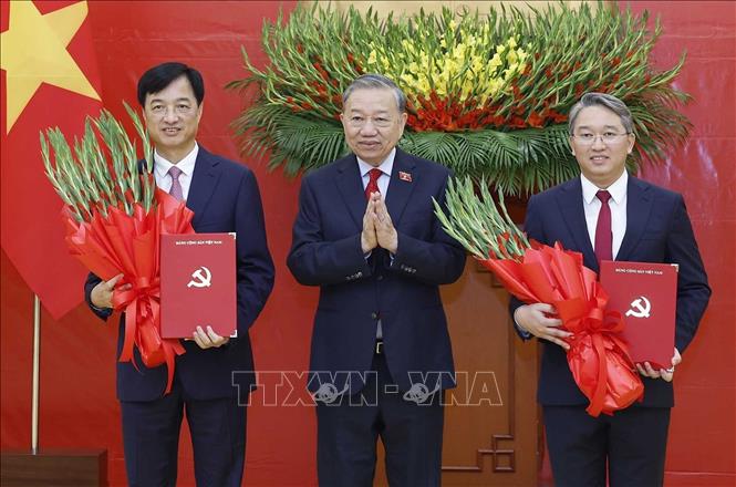 Bet8801234.com cá cược độc quyền, Chủ tịch nước Tô Lâm trao Quyết định của Bộ Bett88 cá cược trực tuyến và tặng hoa chúc mừng Trưởng ban Tổ chức Trung ương Nguyễn Duy Ngọc và Chánh Văn phòng Trung ương Đảng Nguyễn Hải Ninh. Ảnh: Thống Nhất – TTXVN