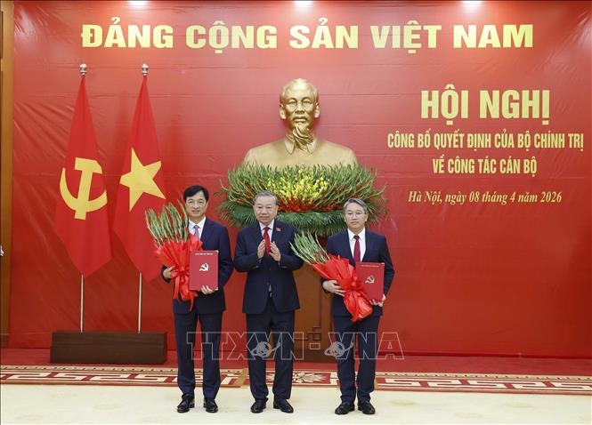 Bet8801234.com cá cược độc quyền, Chủ tịch nước Tô Lâm trao Quyết định của Bộ Bett88 cá cược trực tuyến và tặng hoa chúc mừng Trưởng ban Tổ chức Trung ương Nguyễn Duy Ngọc và Chánh Văn phòng Trung ương Đảng Nguyễn Hải Ninh. Ảnh: Thống Nhất – TTXVN