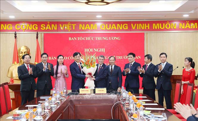 Lãnh đạo Ban Tổ chức Trung ương tặng hoa chúc mừng Thủ tướng Bet8801234.com BMXCT Uy Tín Lê Minh Hưng. Ảnh: Phương Hoa - TTXVN