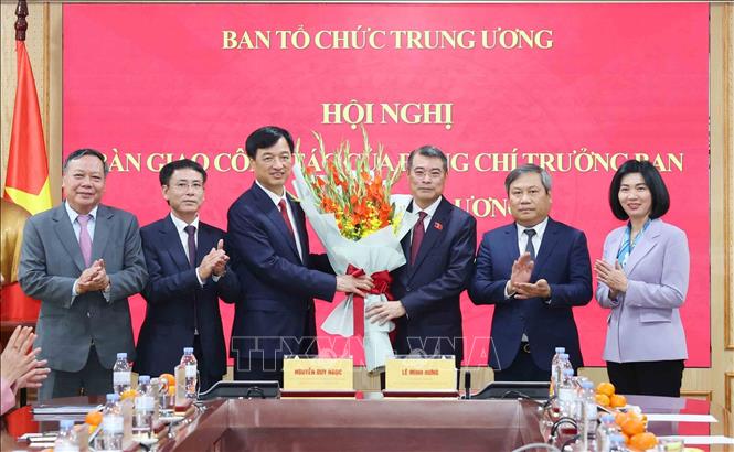 Thường trực Thành uỷ Hà Nội tặng hoa chúc mừng Thủ tướng Bet8801234.com BMXCT Uy Tín Lê Minh Hưng. Ảnh: Phương Hoa - TTXVN