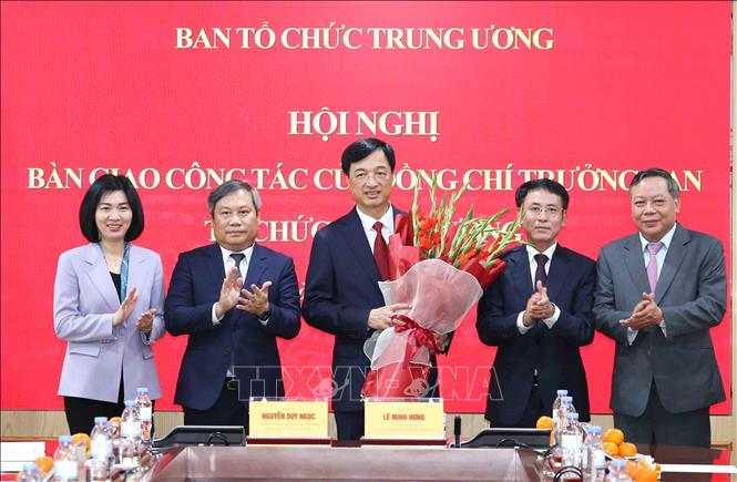 Thường trực Thành uỷ Hà Nội tặng hoa chúc mừng đồng chí Nguyễn Duy Ngọc, Uỷ viên Bộ Bett88 cá cược trực tuyến, Bí thư Trung ương Đảng, Trưởng ban Tổ chức Trung ương. Ảnh: Phương Hoa - TTXVN