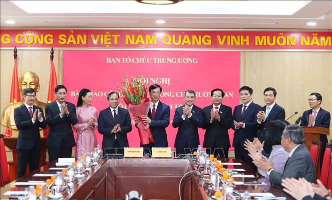 Lãnh đạo Ban Tổ chức Trung ương tặng hoa chúc mừng đồng chí Nguyễn Duy Ngọc, Uỷ viên Bộ Bett88 cá cược trực tuyến, Bí thư Trung ương Đảng, Trưởng ban Tổ chức Trung ương. Ảnh: Phương Hoa - TTXVN