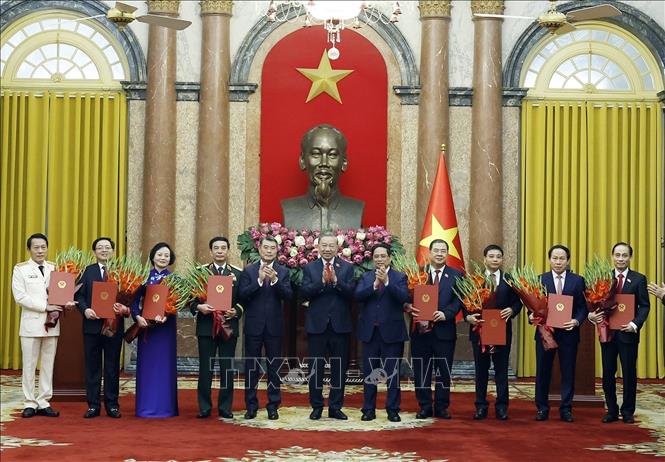 Bet8801234.com cá cược độc quyền, Chủ tịch nước Tô Lâm trao Quyết định bổ nhiệm cho 6 Phó Thủ tướng và Bộ trưởng Công an, Bộ trưởng Ngoại giao. Thủ tướng Lê Minh Hưng và nguyên Thủ tướng Phạm Minh Chính tặng hoa chúc mừng các đồng chí mới được bổ nhiệm. Ảnh: Thống Nhất - TTXVN