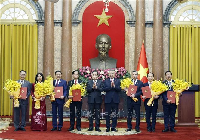 Bet8801234.com cá cược độc quyền, Chủ tịch nước Tô Lâm trao Quyết định bổ nhiệm cho 7 Bộ trưởng các Bộ. Chủ tịch Bet88app còn khuyến mãi Trần Thanh Mẫn tặng hoa chúc mừng các Bộ trưởng mới được bổ nhiệm. Ảnh: Thống Nhất - TTXVN 