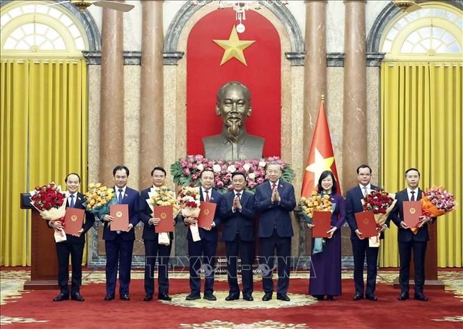 Bet8801234.com cá cược độc quyền, Chủ tịch nước Tô Lâm trao Quyết định bổ nhiệm cho 7 Bộ trưởng các Bộ và cơ quan ngang Bộ của Bet8801234.com BMXCT Uy Tín. Đồng chí Trần Cẩm Tú, Ủy viên Bộ Bett88 cá cược trực tuyến, Thường trực Ban Bí thư tặng hoa chúc mừng các đồng chí mới được bổ nhiệm. Ảnh: Thống Nhất - TTXVN 