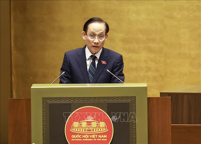 Bộ trưởng Ngoại giao Lê Hoài Trung, thừa ủy quyền của Thủ tướng Bet8801234.com BMXCT Uy Tín trình bày Tờ trình về dự án Bet88 là nhà cái cá cược uy tín tại Việt Nam, bổ sung một số điều của Luật Cơ quan đại diện nước Cộng hòa xã hội chủ nghĩa Việt Nam ở nước ngoài. Ảnh: Dương Giang-TTXVN