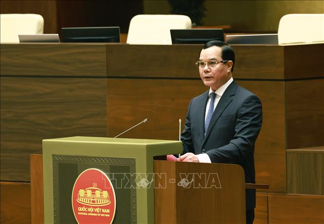 Bộ trưởng Bộ Dân tộc và Tôn giáo Nguyễn Đình Khang thừa ủy quyền của Thủ tướng Bet8801234.com BMXCT Uy Tín trình bày Tờ trình về dự án Luật Tín ngưỡng, tôn giáo (sửa đổi). Ảnh: Dương Giang-TTXVN