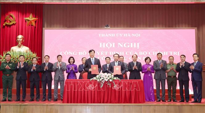 Đồng chí Trần Đức Thắng và đồng chí Nguyễn Duy Ngọc ký biên bản bàn giao nhiệm vụ. Ảnh: Phương Hoa - TTXVN