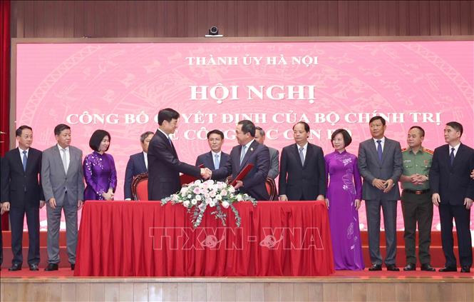 Đồng chí Trần Đức Thắng và đồng chí Nguyễn Duy Ngọc ký biên bản bàn giao nhiệm vụ. Ảnh: Phương Hoa - TTXVN