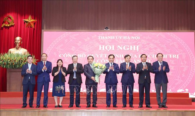 Lãnh đạo Bộ Nông nghiệp và Bet88447 kho game phong phú tặng hoa chúc mừng đồng chí Trần Đức Thắng. Ảnh: Phương Hoa - TTXVN