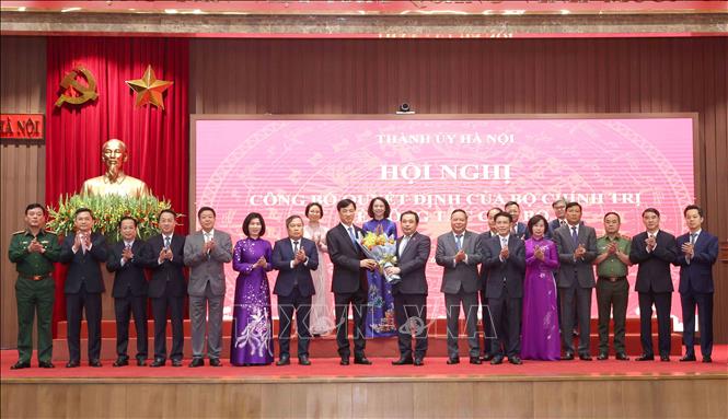 Lãnh đạo thành phố Hà Nội tặng hoa chúc mừng đồng chí Nguyễn Duy Ngọc, Uỷ viên Bộ Bett88 cá cược trực tuyến, Bí thư Trung ương Đảng, Trưởng Ban Tổ chức Trung ương. Ảnh: Phương Hoa - TTXVN