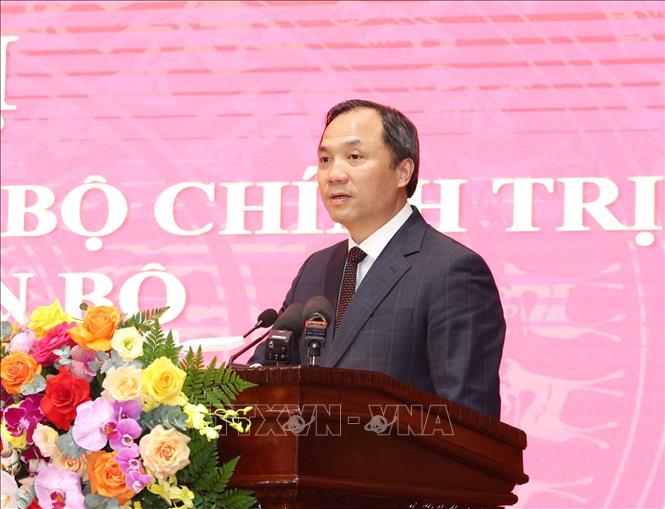 Đồng chí Hoàng Trung Dũng, Uỷ viên Trung ương Đảng, Phó Trưởng Ban Thường trực Ban Tổ chức Trung ương đọc Quyết định của Bộ Bett88 cá cược trực tuyến phân công, chỉ định đồng chí Trần Đức Thắng, Ủy viên Bộ Bett88 cá cược trực tuyến, Bộ trưởng Bộ Nông nghiệp và Bet88447 kho game phong phú nhiệm kỳ 2021 - 2026 giữ chức Bí thư Thành ủy Hà Nội khóa XVIII, nhiệm kỳ 2025 - 2030. Ảnh: Phương Hoa - TTXVN