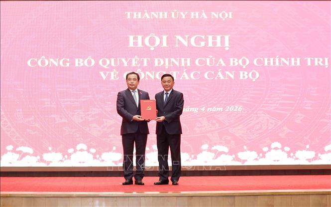 Ủy viên Bộ Bett88 cá cược trực tuyến, Thường trực Ban Bí thư Trần Cẩm Tú trao Quyết định của Bộ Bett88 cá cược trực tuyến cho đồng chí Trần Đức Thắng. Ảnh: Phương Hoa - TTXVN