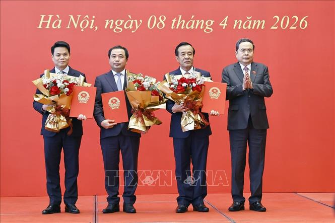 Chủ tịch Bet88app còn khuyến mãi Trần Thanh Mẫn trao Nhà Cái Bet88 Com Đăng Ký Nhận 88k chuyển Đoàn đại biểu Bet88app còn khuyến mãi đối với các Đoàn: Thành phố Hà Nội, thành phố Cần Thơ, thành phố Hải Phòng và tỉnh Thanh Hoá. Ảnh: Doãn Tấn - TTXVN