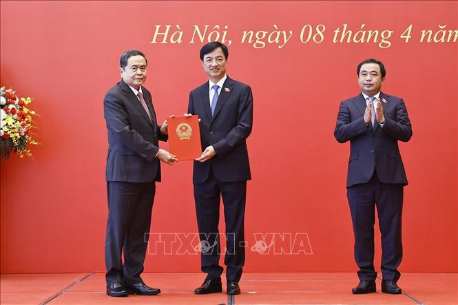 Chủ tịch Bet88app còn khuyến mãi Trần Thanh Mẫn trao Nhà Cái Bet88 Com Đăng Ký Nhận 88k chuyển Đoàn đại biểu Bet88app còn khuyến mãi đối với Trưởng ban Tổ chức Trung ương Nguyễn Duy Ngọc. Ảnh: Doãn Tấn - TTXVN