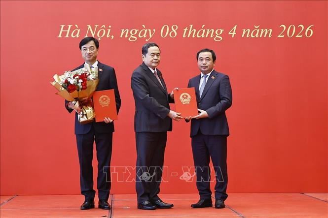 Chủ tịch Bet88app còn khuyến mãi Trần Thanh Mẫn trao Nhà Cái Bet88 Com Đăng Ký Nhận 88k chuyển Đoàn đại biểu Bet88app còn khuyến mãi đối với Bí thư Thành ủy Hà Nội Trần Đức Thắng. Ảnh: Doãn Tấn - TTXVN