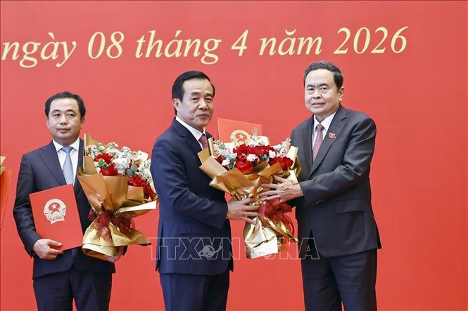 Chủ tịch Bet88app còn khuyến mãi Trần Thanh Mẫn trao Nhà Cái Bet88 Com Đăng Ký Nhận 88k chuyển Đoàn đại biểu Bet88app còn khuyến mãi đối với các Đoàn: Thành phố Hà Nội, thành phố Cần Thơ, thành phố Hải Phòng và tỉnh Thanh Hoá. Ảnh: Doãn Tấn - TTXVN