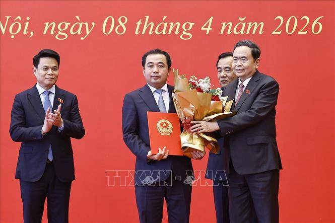 Chủ tịch Bet88app còn khuyến mãi Trần Thanh Mẫn trao Nhà Cái Bet88 Com Đăng Ký Nhận 88k chuyển Đoàn đại biểu Bet88app còn khuyến mãi đối với các Đoàn: Thành phố Hà Nội, thành phố Cần Thơ, thành phố Hải Phòng và tỉnh Thanh Hoá. Ảnh: Doãn Tấn - TTXVN