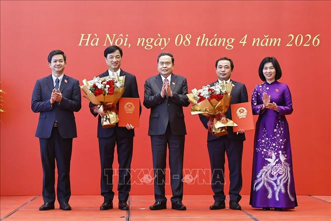 Chủ tịch Bet88app còn khuyến mãi Trần Thanh Mẫn trao Nhà Cái Bet88 Com Đăng Ký Nhận 88k chuyển Đoàn đại biểu Bet88app còn khuyến mãi đối với Trưởng ban Tổ chức Trung ương Nguyễn Duy Ngọc và Bí thư Thành ủy Hà Nội Trần Đức Thắng. Ảnh: Doãn Tấn - TTXVN