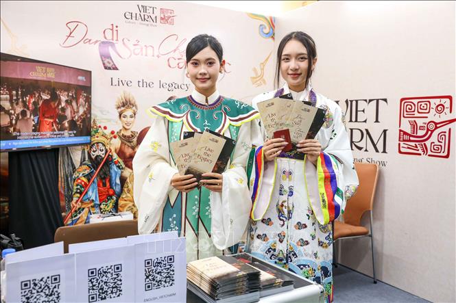 Gian hàng giới thiệu các sản phẩm du lịch của đơn vị VietCharm. Ảnh: Khánh Hoà - TTXVN