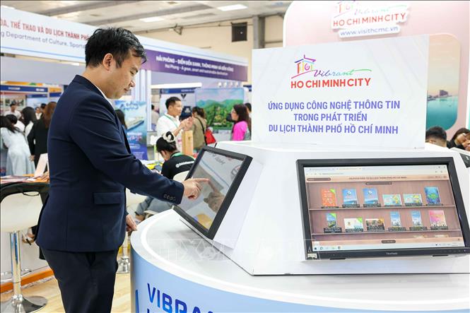 Du khách tìm hiểu các sản phẩm du lịch tại khu vực ứng dụng công nghệ thông tin trong phát triển du lịch thành phố Hồ Chí Minh. Ảnh: Khánh Hoà - TTXVN