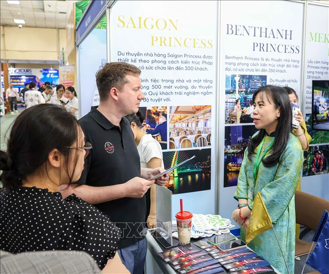 Du khách tìm hiểu thông tin du lịch tại Hội chợ Du lịch quốc tế Việt Nam - VITM 2026. Ảnh: Khánh Hoà - TTXVN