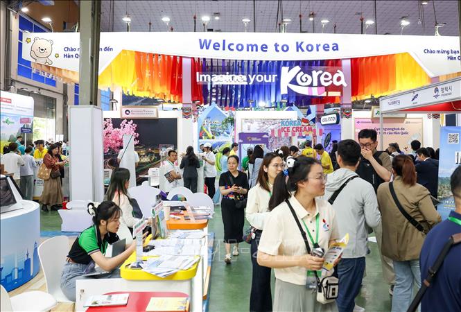 Ngày đầu diễn ra VITM 2026, đã thu hút sự quan tâm của đông đảo doanh nghiệp hoạt động trong lĩnh vực du lịch, người dân và du khách. Ảnh: Khánh Hoà - TTXVN