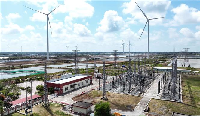 Trạm biến áp 110kV của Nhà máy Điện gió Hòa Bình 5 (Công ty Cổ phần Đầu tư Hacom Holdings) là hạng mục quan trọng, đóng vai trò nâng áp điện năng sản xuất của 26 turbine gió để hòa lưới điện quốc gia. Ảnh: Vũ Sinh – TTXVN