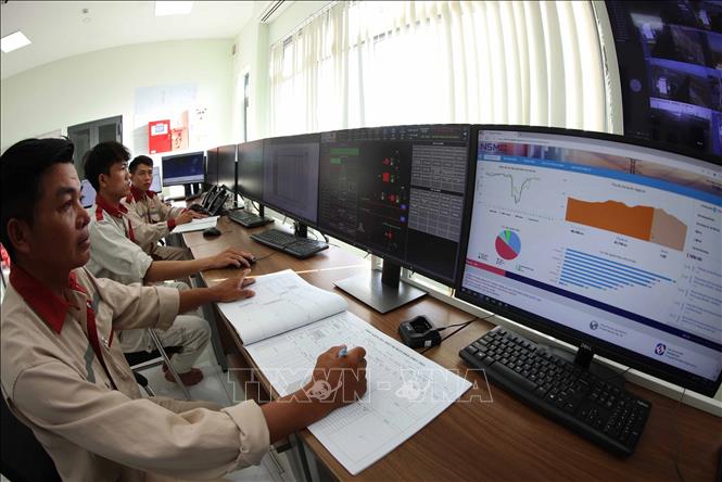 Trực vận hành để hòa lưới điện quốc gia ở Nhà máy Điện gió Hòa Bình 5 (Công ty Cổ phần Đầu tư Hacom Holdings), xã Vĩnh Hậu, tỉnh Cà Mau. Ảnh: Vũ Sinh – TTXVN