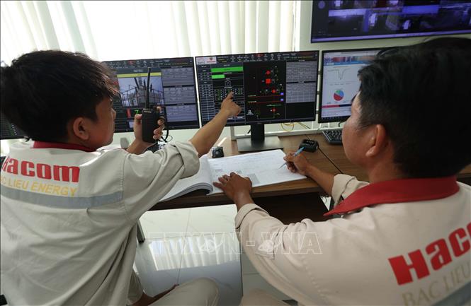 Trực vận hành để hòa lưới điện quốc gia ở Nhà máy Điện gió Hòa Bình 5 (Công ty Cổ phần Đầu tư Hacom Holdings), xã Vĩnh Hậu, tỉnh Cà Mau. Ảnh: Vũ Sinh – TTXVN